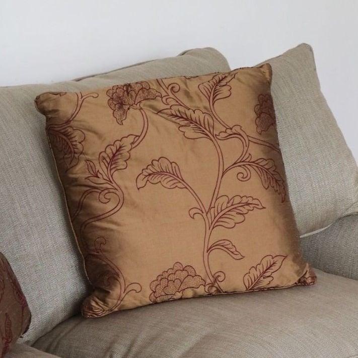 İşlemeli İpek Yastık