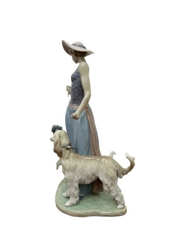 Köpekleri Gezdiren Kadın Lladro Heykelcik
