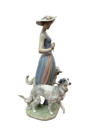Köpekleri Gezdiren Kadın Lladro Heykelcik