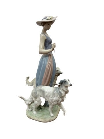 Köpekleri Gezdiren Kadın Lladro Heykelcik