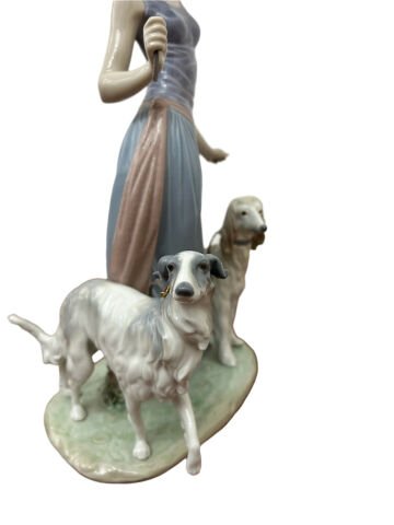 Köpekleri Gezdiren Kadın Lladro Heykelcik