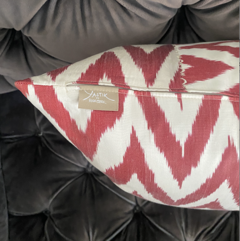 Kırmızı Yastık by Rıfat Özbek