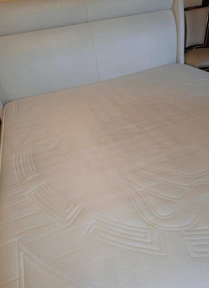 Versace Home Beyaz Deri Yatak Karyolası ve Yatak