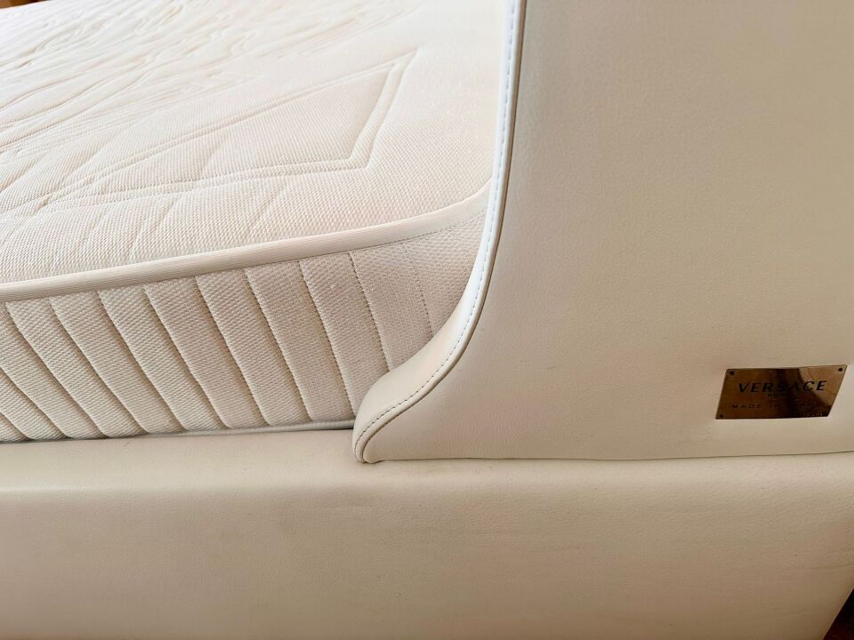 Versace Home Beyaz Deri Yatak Karyolası ve Yatak
