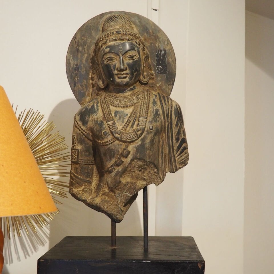 Maison Colonial Ahşap Kaideli Bronz Buddha Heykeli